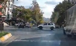 Motosiklet ve otomobilin çarpıştığı kaza kamerada