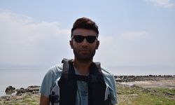 Müzik öğretmeni hayalini gerçekleştirdi, teknesiyle gölden çöp topladı