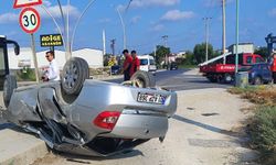Otomobil elektrik direğine çarpıp takla attı