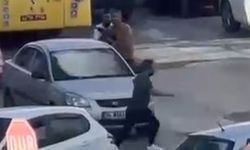 Pompalı tüfekle sokağa çıkıp yolu kapattı