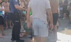 Sahilde boğulma tehlikesi geçirdi, hastaneye kaldırıldı