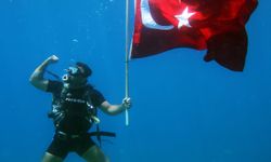Su altında Türk bayrakları açıldı