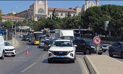 Üsküdar'da ağaç otomobilin üzerine devrildi!