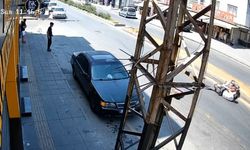 Yolun karşısına geçmek isteyen çocuklara motosiklet çarptı