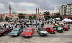 Sivas'ta klasik otomobiller ziyaretçileri ağırladı