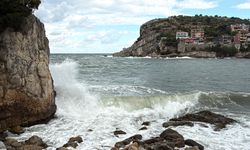 Amasra'da fırtına; dalga boyu 5 metreye ulaştı