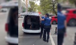 Ankara'da baba-oğul kadın yayayı darbetti