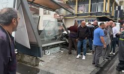 Araç, otobüs durağına çarptı