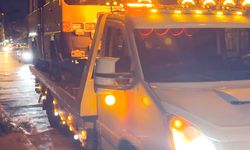 Avcılar'da çekiciden düşen minibüs yolda devrildi