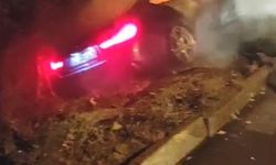 Bolu'da Yoldan çıkan otomobil alev aldı