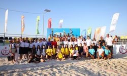 Çeşme’de plaj voleybolu rüzgarı esti