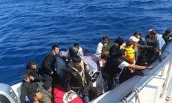 Düzensiz göçmenleri taşıyan bot battı