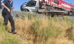 Elazığ'da Trenin çarptığı kamyonetin sürücüsü yaralandı
