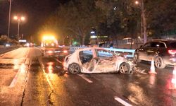 Esenler'de otomobili alevler sardı