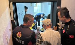 Evde mahsur kalan kişiyi balkondan girip kurtardılar