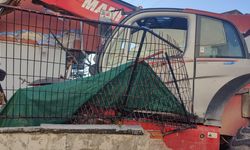 Freni boşalan iş makinesi binaya çarparak durdu