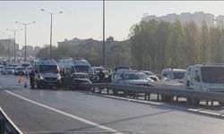 Gaziosmanpaşa'da otomobil bariyerlere çarptı