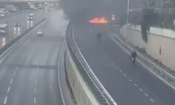 İstanbul Küçükçekmece'de Kamyonet Alev Alev Yandı
