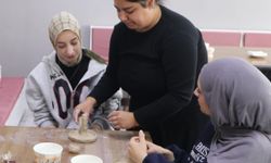 Kadınlar kil atölyesinde stres atıyor