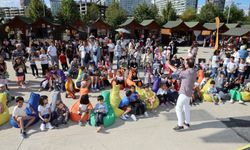 Küçükçekmece’de 90’lar temalı yaza veda festivali coşkusu