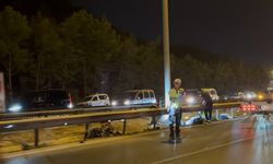 Motosiklet bariyerlere çarptı
