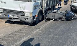 Motosiklete kamyon çarptı: Baba öldü, oğlu yaralı