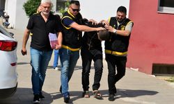 Motosikletle yaklaştılar, kadının telefonunu alıp kaçtılar