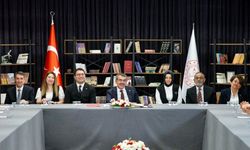 "Öğretmenlerimize toplumun bütün rollerini yüklemek doğru değil"