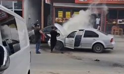 Otomobildeki yangını alevleri esnaf söndürdü