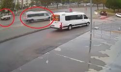 Servis minibüsü çarpmanın etkisiyle kontrolden çıktı, yayaların arasına daldı