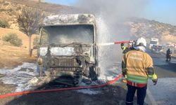 Seyir halinde yanan TIR kullanılamaz hale geldi