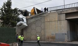 TIR devrildi, kupası viyadükte asılı kaldı