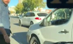 Trafikte tartıştı otomobilin camını kırdı