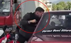 Trafikte tartıştığı motosikletlinin kaskını aldı
