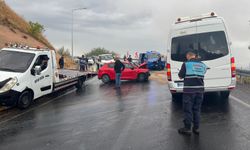Turistleri Taşıyan Minibüs ile Otomobil Çarpıştı