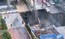 Yol çökünce dev çukur meydana geldi