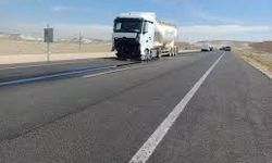 Ankara'da tırla çarpışan otomobil alev aldı