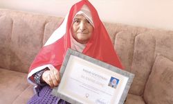 88 yaşında okuma yazma öğrenen kadına başarı belgesi