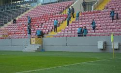 Ankara'da denetimli serbestlik hükümlüleri süper lig maçı öncesi stadyum temizliğine katıldı