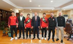 Dünya şampiyonu güreşçilerden RTÜK'ü ziyareti