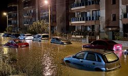 İzmir'de sağanak yağış etkisini gösterdi