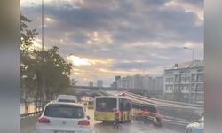 Kadıköy'de İETT Otobüsünün Bariyerlere Çarptı