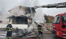 Sivas'taki yangında 2 katlı ev küle döndü