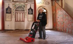 Yozgat'ta 75 Yaşındaki Bekir Amca, Tarihi Camiyi Temizliyor