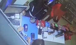 Akaryakıt istasyonunun marketini soydular kaçarken çikolataları da aldılar