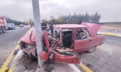 Aksaray'da otomobil aydınlatma direğine çarptı