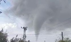 Ankara'da fırtına nedeniyle konteyner devrildi