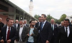 Bakan Bayraktar, öğrencilerle bir arada