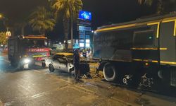Belediye temizlik aracına çarpan otomobilin sürücüsü hayatını kaybetti