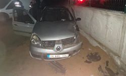 Bursa'da otomobil duvara çarptı